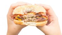 Ini 7 Kesalahan yang Sering Kamu Lakukan Saat Makan Burger