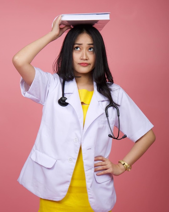 Vlogger dengan nama channel Clarin Hayes yang jumlah subscriber-nya mencapai lebih dari 398 ribu ini merupakan seorang dokter muda. Konten YouTube yang diunggahnya pun berbeda dari kebanyakan vlogger wanita Indonesia yang fokus pada produk makeup. Claris membahas kecantikan dari sisi medis seperti soal suntik putih, perbedaan sunscreen vs sunblock hingga soal jerawat. Selain mengenai kecantikan, YouTuber asal Surabaya ini juga suka berbagi informasi bermanfaat seperti bagaimana bisa sembuh dari mata minus, tips dan trik masuk kuliah kedokteran sampai tips sukses belajar agar lulus cumlaude. Foto: Instagram