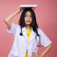Vlogger dengan nama channel Clarin Hayes yang jumlah subscriber-nya mencapai lebih dari 398 ribu ini merupakan seorang dokter muda. Konten YouTube yang diunggahnya pun berbeda dari kebanyakan vlogger wanita Indonesia yang fokus pada produk makeup. Claris membahas kecantikan dari sisi medis seperti soal suntik putih, perbedaan sunscreen vs sunblock hingga soal jerawat. Selain mengenai kecantikan, YouTuber asal Surabaya ini juga suka berbagi informasi bermanfaat seperti bagaimana bisa sembuh dari mata minus, tips dan trik masuk kuliah kedokteran sampai tips sukses belajar agar lulus cumlaude. Foto: Instagram