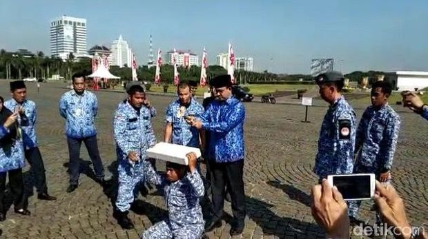 Ciat! Aksi Anies Hantamkan Besi ke Pendekar Merpati Putih