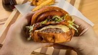Ini 7 Kesalahan yang Sering Kamu Lakukan Saat Makan Burger