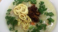 Sederhana. Bubur kental ditaburi daging cincang tumis plus dadar telur dan daun seledri cincang. Foto: Instagram @mama_afiq
