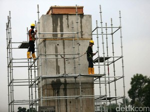 Video Pria Tertimpa Besi Proyek Jalan Layang di Jakut
