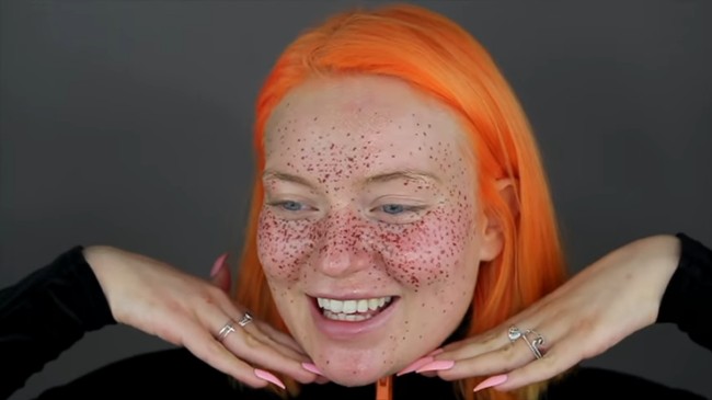 Di 2018, aksen freckles atau bintik-bintik wajah cukup tren di kalangan pecinta makeup. Demi mendapat kesan wajah berbintik, banyak wanita yang membuatnya dengan henna.  Foto: YouTube Naomi Jon