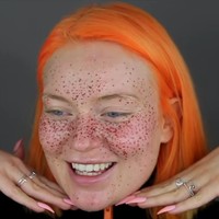 Di 2018, aksen freckles atau bintik-bintik wajah cukup tren di kalangan pecinta makeup. Demi mendapat kesan wajah berbintik, banyak wanita yang membuatnya dengan henna.  Foto: YouTube Naomi Jon