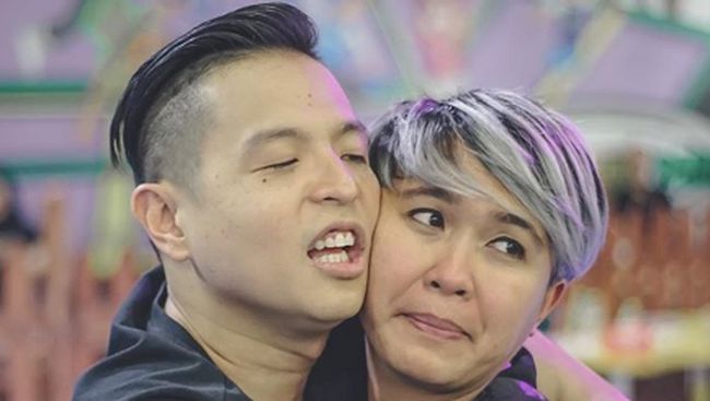 7 Foto Candid Kekompakan Ernest Prakasa Kerja Bareng Istri