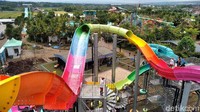 Ini Hawai Waterpark, tempat wisata kolam renang yang asyik buat liburan akhir tahun di Malang. Di sini kamu bisa main air sepuasnya. (Aminudin/detikTravel) 