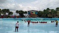 Soal keamanan, jangan khawatir lifeguard profesional siaga mengawasi di beberapa sudut kolam. (Aminudin/detikTravel)