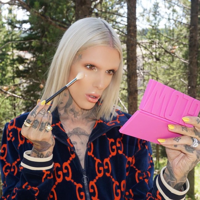 Namanya cepat meroket karena ulasan makeup yang dianggap jujur yang kadang diselingi dengan komentarnya yang nyinyir dan kocak. Ia pun yang pertama kali melontarkan komentar blinding highlighter atau higlighter yang begitu menyilaukan. Foto: Instagram (@jeffreestar)