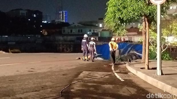 Diduga karena Proyek RS, Jalan Gubeng di Surabaya Ambles