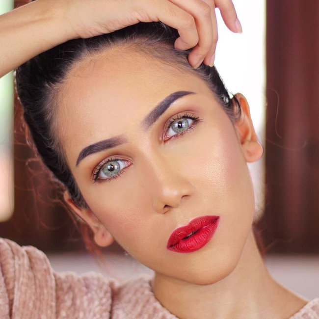 Seperti Tasya Farasya, Suhay Salim juga seorang vlogger kecantikan yang memiliki banyak penggemar di YouTube. Akun YouTube Suhay saat ini sudah memiliki lebih dari 772 ribu subscriber. Suhay disukai karena video-videonya tentang makeup bukan hanya informatif tapi juga menghibur. Dia kerap melontarkan kata-kata kocak yang mencampurkan bahwa Jawa dan Inggris. Dia memiliki gaya bicara ceplas-ceplos. Begitu lucunya, gaya bicaranya ini sampai dibuat menjadi meme dan tersebar di internet. Foto: Instagram