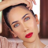 Seperti Tasya Farasya, Suhay Salim juga seorang vlogger kecantikan yang memiliki banyak penggemar di YouTube. Akun YouTube Suhay saat ini sudah memiliki lebih dari 772 ribu subscriber. Suhay disukai karena video-videonya tentang makeup bukan hanya informatif tapi juga menghibur. Dia kerap melontarkan kata-kata kocak yang mencampurkan bahwa Jawa dan Inggris. Dia memiliki gaya bicara ceplas-ceplos. Begitu lucunya, gaya bicaranya ini sampai dibuat menjadi meme dan tersebar di internet. Foto: Instagram