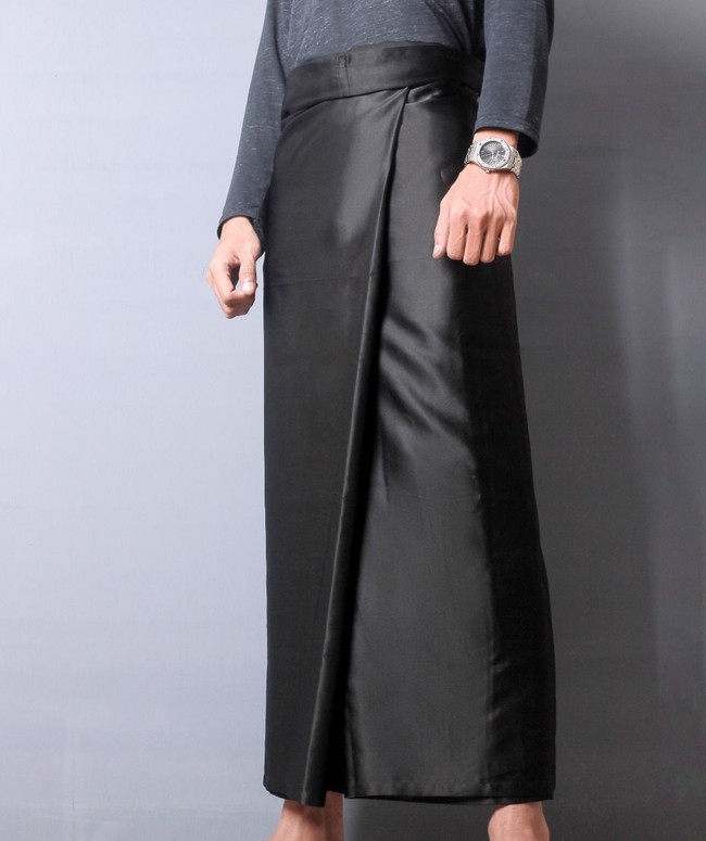 Sarung biasanya dipakai untuk ibadah salat. Sarung juga tidak lazim dipakai untuk kegiatan sehari-hari kecuali di acara tertentu. Foto: Dok. Riawan Afif