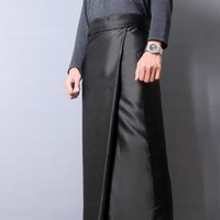 Sarung biasanya dipakai untuk ibadah salat. Sarung juga tidak lazim dipakai untuk kegiatan sehari-hari kecuali di acara tertentu. Foto: Dok. Riawan Afif