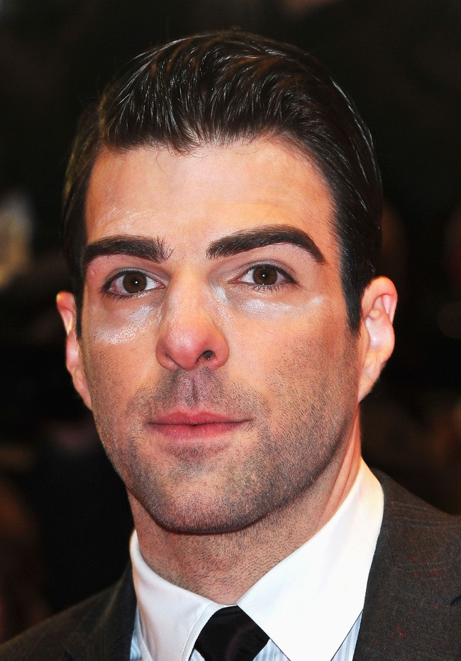 Kesalahan makeup juga bisa terjadi pada pria. Aktor Zachary Quinto terlihat aneh karena wajah cemongnya. Sepertinya makeup artist terlalu banyak memakaikan bedak putih pada wajahnya. Foto: Getty Images