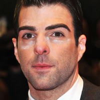 Kesalahan makeup juga bisa terjadi pada pria. Aktor Zachary Quinto terlihat aneh karena wajah cemongnya. Sepertinya makeup artist terlalu banyak memakaikan bedak putih pada wajahnya. Foto: Getty Images