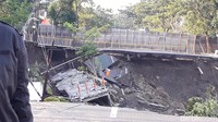 Tiang dan trafo listrik di depan BNI ikut jatuh ke halaman gedung BNI 46. Pedestrian di depan gedung BNI 46 juga ikut tergerus. (Foto: Hilda Meilisa Rinanda/detikcom)