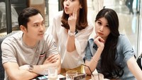 Nongkrong dan ngopi bareng istri, Harvey pasang tampang kalem yang tak kalah keren dari pose Sandra. Foto: Instagram @sandradewi88