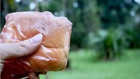 Produk kemasan dari Evoware itu pun disebut tak akan mengganggu kualitas atau rasa makanan yang dibungkus oleh rumput laut itu. Istimewa/Dok. Instagram @evowareworld.