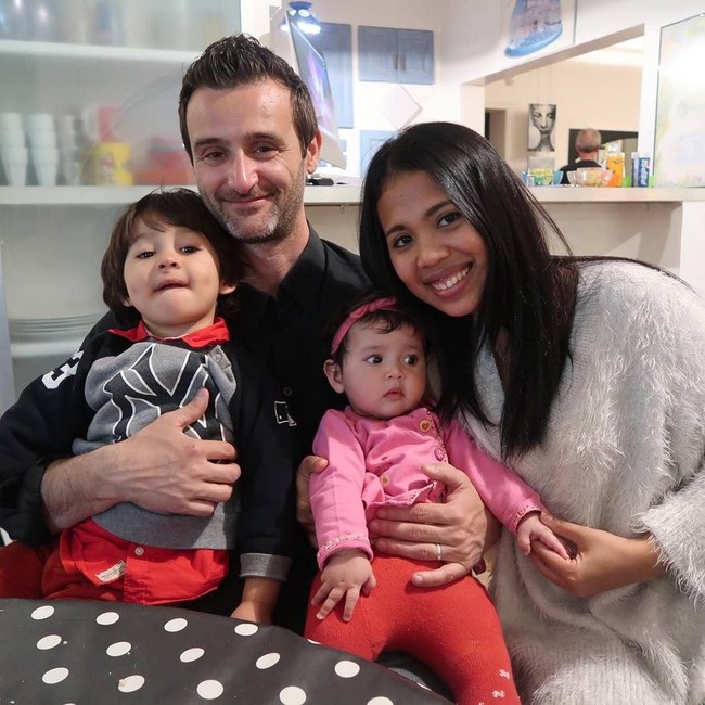 Selain Pitas Life, satu lagi vlogger wanita yang populer karena mengunggah kesehariannya dengan suami bulenya. Dia adalah Rayi Berlian atau akrab disapa Lian. Lian dikenal di YouTube dengan nama channel Mpok Rempong di Perancis. Kerap mengunggah kerempongan hidup di Prancis bersama suaminya dan dua anaknya, subscriber channel Lian hampir 100 ribu. Si mpok Rempong satu ini pun semakin dikenal karena logat khas Betawinya yang sangat kental saat berbicara. Foto: Instagram