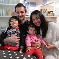 Selain Pitas Life, satu lagi vlogger wanita yang populer karena mengunggah kesehariannya dengan suami bulenya. Dia adalah Rayi Berlian atau akrab disapa Lian. Lian dikenal di YouTube dengan nama channel Mpok Rempong di Perancis. Kerap mengunggah kerempongan hidup di Prancis bersama suaminya dan dua anaknya, subscriber channel Lian hampir 100 ribu. Si mpok Rempong satu ini pun semakin dikenal karena logat khas Betawinya yang sangat kental saat berbicara. Foto: Instagram