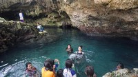 Meski banyak yang mencuci baju, airnya tetap biru jernih. Ibu-ibu mencuci baju di bagian tengah, anak-anak kecilnya berenang di sebelah kiri dan kanan yang airnya jernih (Afif Farhan/detikTravel)