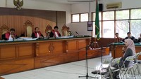 Inneke Koesherawati dicecar pertanyaan soal aktivitasnya dengan suami di bilik asmara Lapas Sukamiskin. Wajahnya terlihat tegang.  Foto: Mukhlis Dinilah/detikFoto