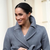 Meghan juga tampak memakai cincin emas dari brand aksesori dari Turki yang bernama Kismet by Milka. Cincin emas bernilai 4 karat itu dijual seharga US$ 440 atau Rp 6,3 juta. (Foto: Getty Images)