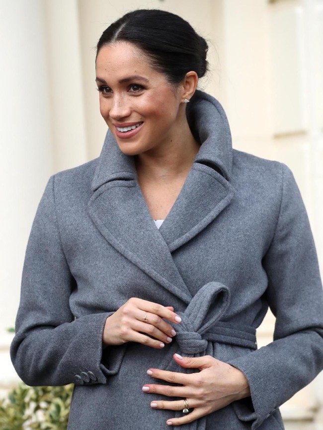 Meghan juga tampak memakai cincin emas dari brand aksesori dari Turki yang bernama Kismet by Milka. Cincin emas bernilai 4 karat itu dijual seharga US$ 440 atau Rp 6,3 juta. (Foto: Getty Images)