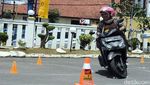 Riuhnya Emak-emak Diajak Polantas Praktik Kendarai Motor