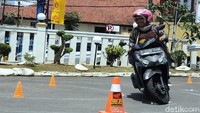 Beberapa kali adegan lucu terlihat saat emak-emak itu diminta untuk praktik. Mulai dari salah menyalakan lampu indikator saat berbelok hingga menabrak traffic cone.