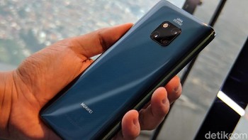 Huawei Mate 20 Pro. Begitu banyak keunggulan yang ditawarkan ponsel ini. Mate 20 Pro hadir dengan tiga kamera belakang Leica, layar OLED, dapur pacu ngebut dan fitur lainnya. Foto: Adi Fida Rahman/detikINET