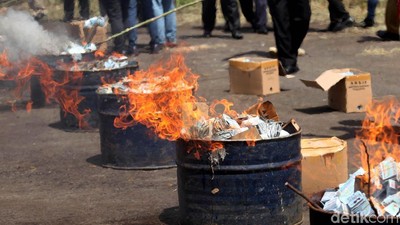Penampakan 1,3 Juta e-KTP Rusak yang Dibakar Kemendagri