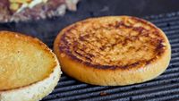 Ini 7 Kesalahan yang Sering Kamu Lakukan Saat Makan Burger