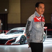 Salah satu penampilan Jokowi paling banyak dicari berdasarkan data Google sepanjang 2018 adalah jaket denim dari brand lokal, Never Too Lavish. Jaket denim itu dipakai Jokowi saat touring ke Sukabumi di bulan April lalu.  Foto: Instagram