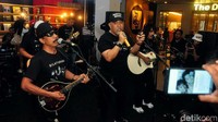 Indro Warkop dan OM PMR saat tampil di Cilandak Town Square, Jakarta Selatan pada Selasa (18/12). Pool/Ismail/detikFoto.