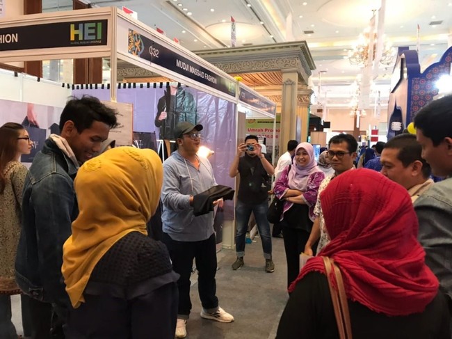 Harganya juga cukup affordable, yaitu Rp 150.000. Riawan berharap sarung street style bisa menjadi bagian dari tren modest fashion trend dunia. Foto: Dok. Riawan Afif