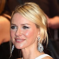 Concealer di bawah mata Naomi Watts sepertinya terlalu putih dan tak dibaurkan dengan baik. Wajahnya jadi terlihat aneh dan tampak tua saat menghadiri premier film Diana di London, Inggris, September 2013. Foto: Getty Images