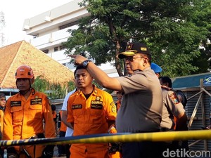 Polisi Sterilkan Bangunan yang Terdampak Jalan Gubeng Ambles