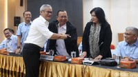 Badan Pemenangan Nasional Prabowo-Sandi dan Tim Kampanye Nasional Jokowi-Maruf tampak akrab. Senyum dan tawa menghiasi wajah mereka.