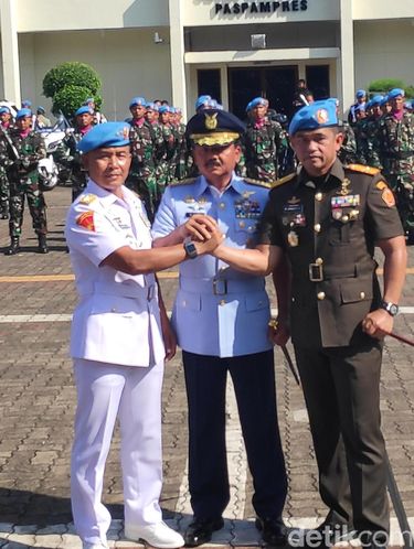 Mayjen Maruli Simanjuntak (kanan) saat sertijab dengan Mayjen (Mar) Suhartono di Mako Paspampres.