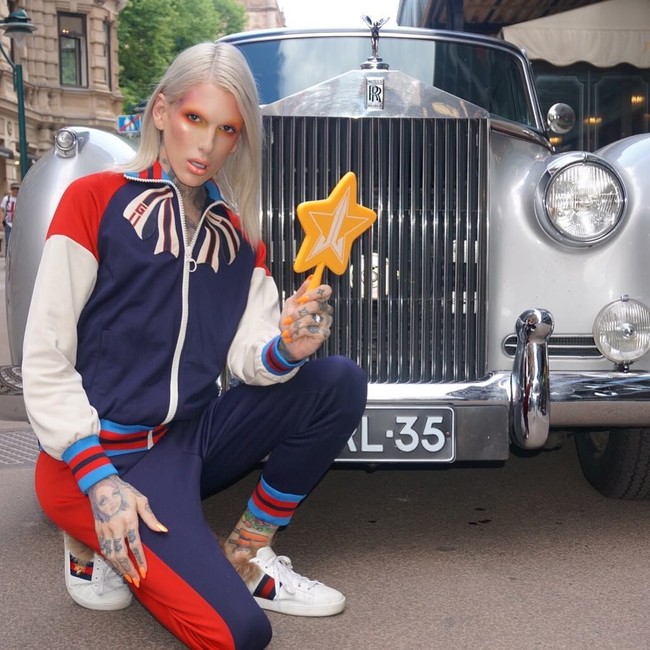 Sayangnya kerja sama tersebut belum benar-benar terjadi. Dalam Twitternya, Jeffree mengungkapkan sedikit kekecewaannya tentang brand misterius tersebut yang membatalkan kerja sama tersebut. Foto: Instagram (@jeffreestar)