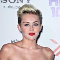 Bedak terlalu putih di sekitar dagu membuat wajah Miley Cyrus terlihat cemong. Padahal penampilan Miley di acara Hot 100 yang digelar Maxim pada 2013 ini sudah seksi dan maksimal. Foto: Getty Images