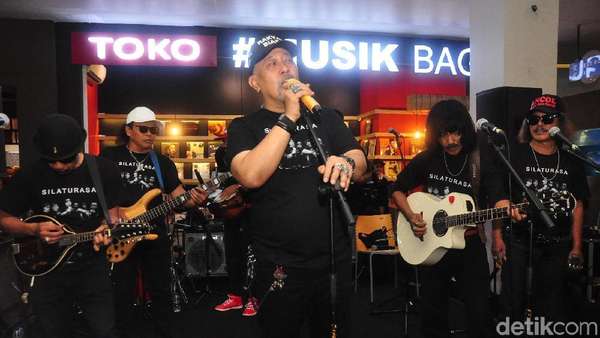 Aksi Indro Warkop Bersama OM PMR Aksi Indro Warkop Bersama OM PMR