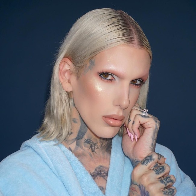 Di 2014, Jeffree Star percaya diri terjun ke bisnis kosmetik. Mulai dari eyeshadow, lipstik hingga highlighter telah dirilisnya dengan kualitas yang selalu dipuji oleh makeup artist. Foto: Instagram (@jeffreestar)