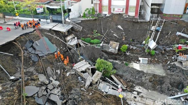 Kesalahan Proyek RS Berujung Amblesnya Jalan Gubeng di Surabaya