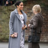 Meghan muncul dalam balutan dalam balutan gaun abu-abu terang bermotif floral dari Brock Collection. Gaun itu dibungkus dengan coat abu-abu gelap bergaya minimalis. (Foto: Getty Images)
