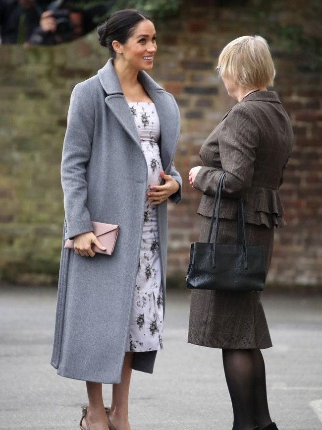 Meghan muncul dalam balutan dalam balutan gaun abu-abu terang bermotif floral dari Brock Collection. Gaun itu dibungkus dengan coat abu-abu gelap bergaya minimalis. (Foto: Getty Images)