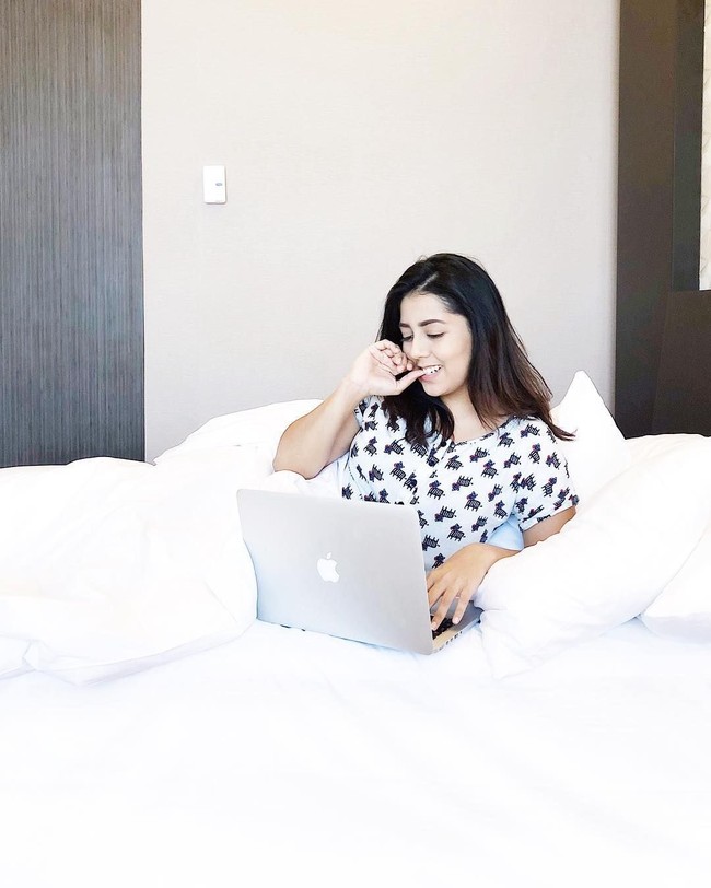 YouTuber yang satu ini juga memiliki konten berbeda dari vlogger wanita kebanyakan. Nessie Judge populer dengan konten YouTube berbau seram. Para penggemar horor menyukai konten-kontennya seperti video berjudul Rekaman Suara Misterius Terseram atau Pesan Iblis Tersembunyi. Subscriber Nessie mencapai lebih dari 1,7 juta. Foto: Instagram