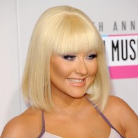 Teknik contouring yang gagal pada wajah Christina Aguiler saat ia tampil di American Music Awards 2012. Bronzer di bagian pipinya tak dibaurkan dengan baik sehingga ia seperti punya dua warna kulit di wajahnya. Foto: Getty Images